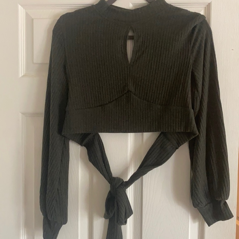 Tie back cropped puff sleeve sweater, with keyhole